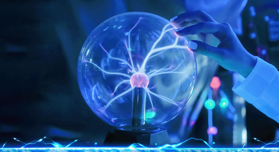 Kuka keksi, että atomin ydin on positiivinen?