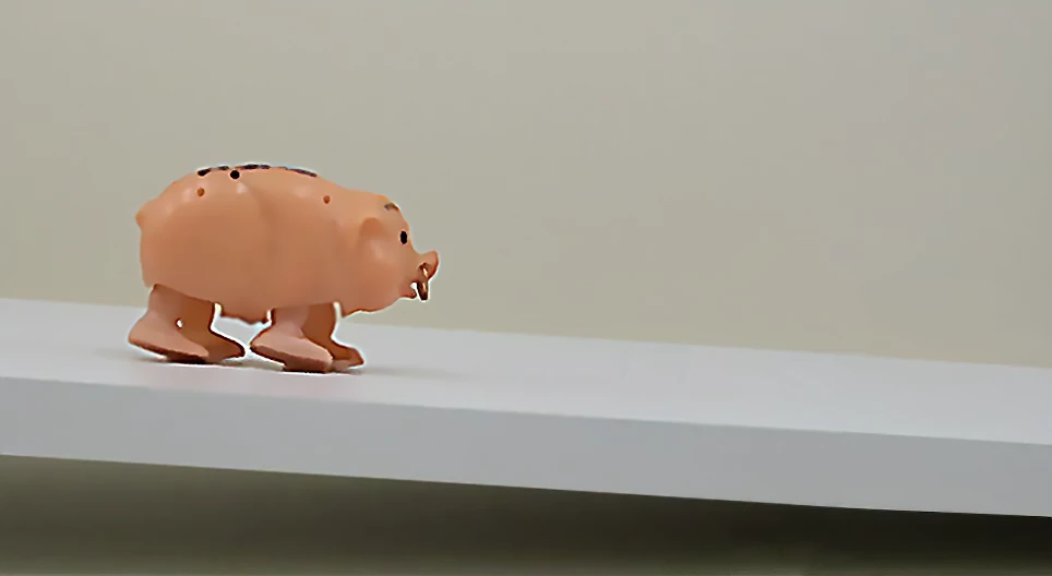 Sétáló játékfigura mozgása egy lejtőn