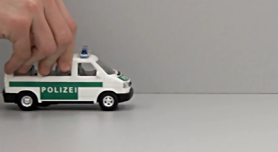 Játék autó mozgása