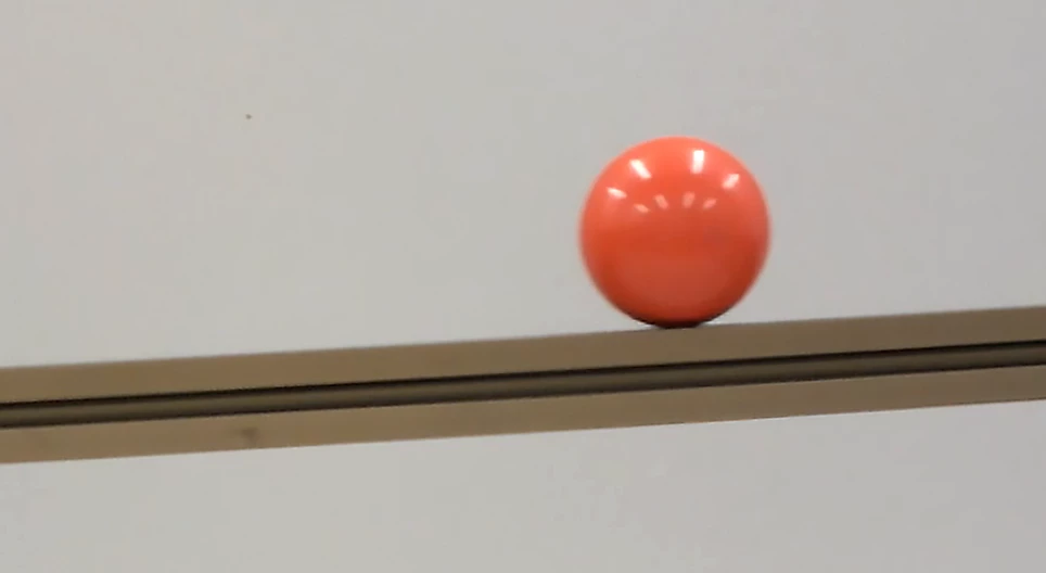 Lejtőn leguruló golyó