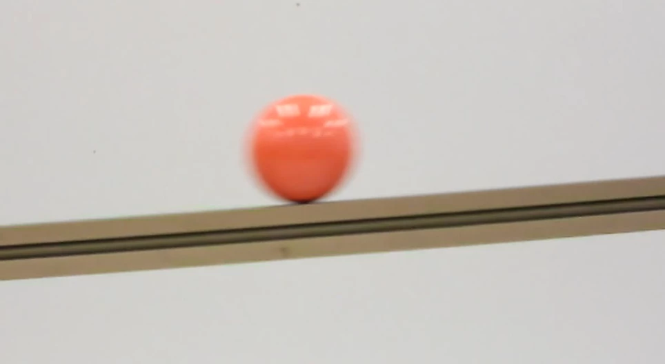 Lejtőn mozgó gólyó