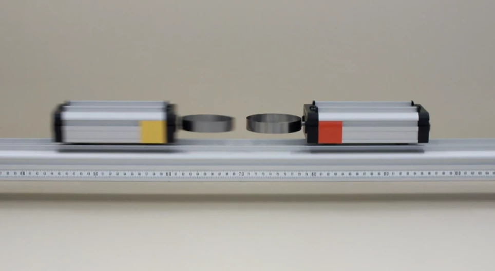 Azonos tömegű kiskocsik rugalmas ütközése I.