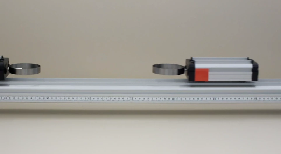 Azonos tömegű kiskocsik rugalmas ütközése II.