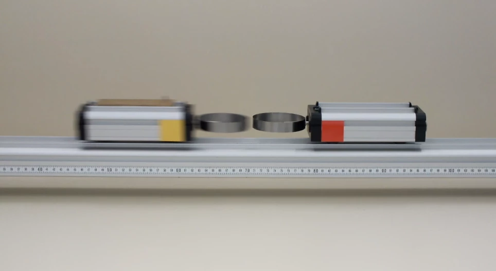 Két különböző tömegű kiskocsi rugalmas ütközése I.