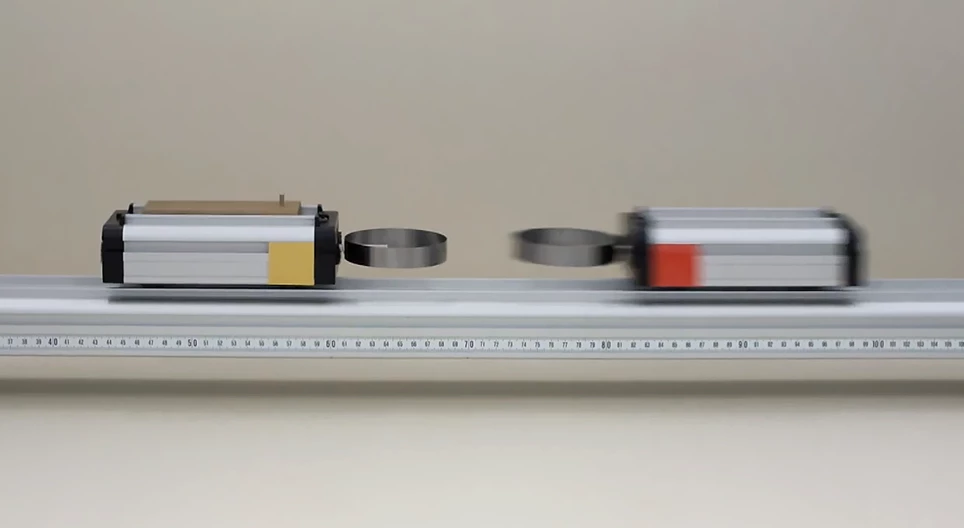 Két különböző tömegű kiskocsi rugalmas ütközése III.