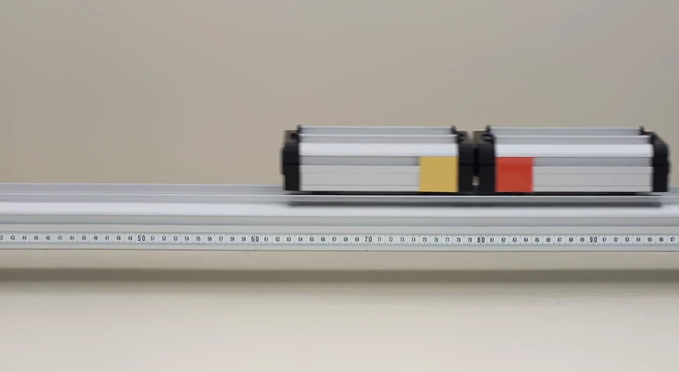 Két egyforma tömegő kiskocsi rugalmatlan ütközése