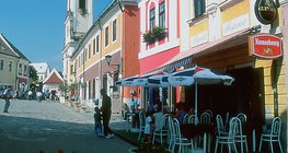 Szentendre mediterrán hangulatú utcácskáin