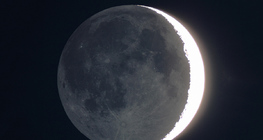 A Hold árnyékos oldalát a Földről visszaverődött fény világítja meg 