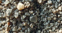 Homokszemcsék nagyítón át nézve