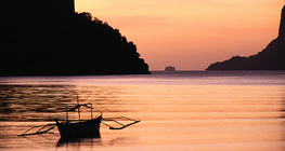 Csónak a naplementében