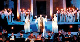 Mozart Varázsfuvola című operájának egy jelenete 