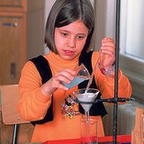 Učenica izvodi pokus