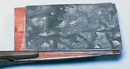 Elektrolit közvetítésével érintkező cink- és rézlemez 