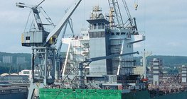 Tengeri kikötő daruval