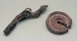 Korhadó fa és rozsdásodó vas 