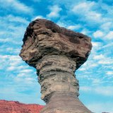 Stijena u obliku gljive u pustinji