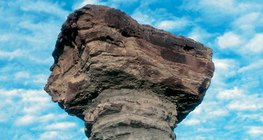 Stijena u obliku gljive u pustinji