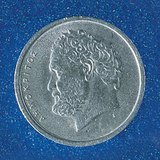 Grčki filozof Demokrit prikazan na grčkim novčićima