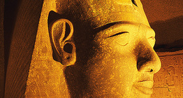 II. Ramszesz fáraó szobra