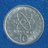 Grčki filozof Demokrit prikazan na grčkim novčićima