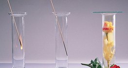 Az oxigén táplálja az égést, a nitrogén nem, a klór színtelenít