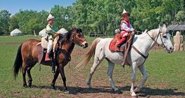 Lovagló gyerekek Árpád-korabeli öltözékben