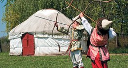 Íjjal gyakorló gyerekek Árpád-korabeli öltözékben