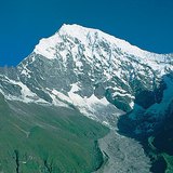 A 7234 m magas Langtang Lirung glecscserfolyama a Magas-Himalájában