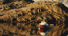 Halászhajó egy öbölben