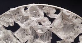 Kristal soli koja se je kristalizirala u bestežinskom stanju na Međunarodnoj svemirskoj postaji