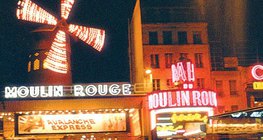 Neonfények az éjszakában