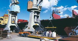 Hatalmas darukkal rakodnak a gdaŉski kikötőben