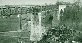 A felrobbantott szerelvény roncsai a biatorbágyi merénylet után