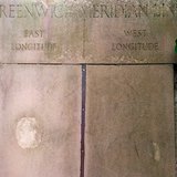 A 0°-os hosszúsági kört (meridiánt) jelző fémpánt Greenwich-ben