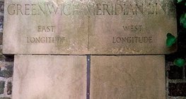 A 0°-os hosszúsági kört (meridiánt) jelző fémpánt Greenwich-ben