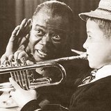 Louis Armstrong, a kiváló dzsessztrombitás, egy tanítványával