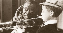 Louis Armstrong, a kiváló dzsessztrombitás, egy tanítványával