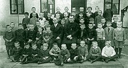 Egy Klebelsberg-iskola diákjai