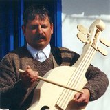 Dzsupin Pál ütőgardonon játszik