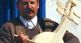 Dzsupin Pál ütőgardonon játszik