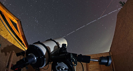 A Nemzetközi Űrállomás és a Discovery űrsikló elhalad a Castor Csillagvizsgáló távcsöve előtt