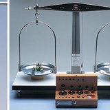 O peso de certos objetos pode ser medido com uma balança de mola ou de pratos