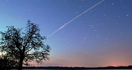 A Nemzetközi Űrállomás és a róla levált Endeavour űrsikló pályája az égen