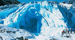 Ledenjački potok teće iz ulaza u ledenjačku špilju