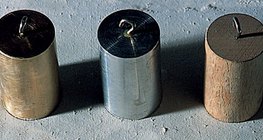 A réz, az alumínium és a fa sűrűsége különböző