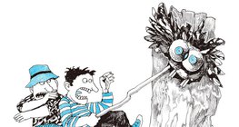 Két fiú bottal piszkál egy baglyot a fa odújában