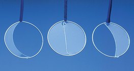 A folyadékrészecskék közötti vonzó hatás bemutatása