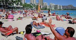 Napozók egy tengerparton