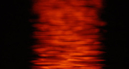 Lemenő nap tükröződése a vízen