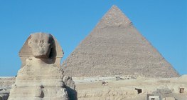 Szfinx (Egyiptom, Kr. e. 2500 körül), háttérben a Khephrén-piramis